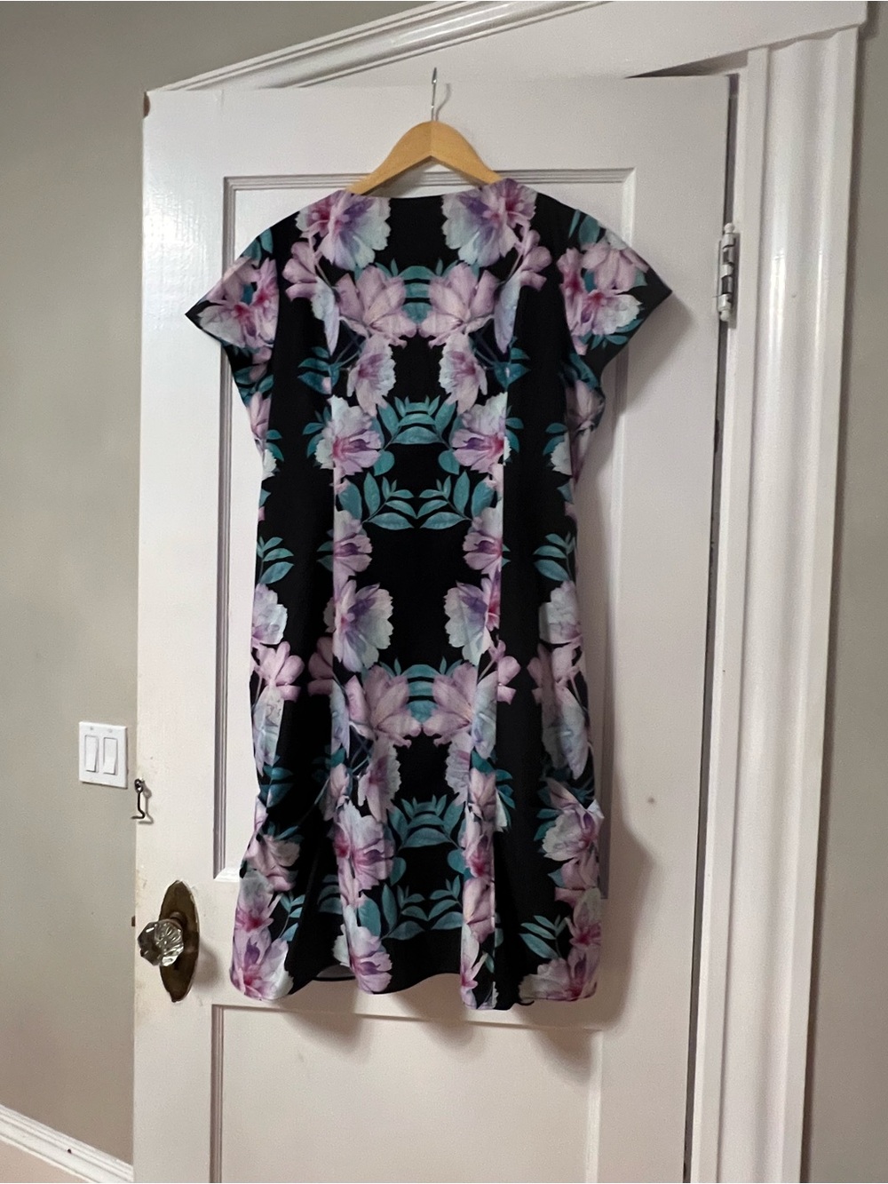 City Chic Floral Dress - Picture 3 of 7